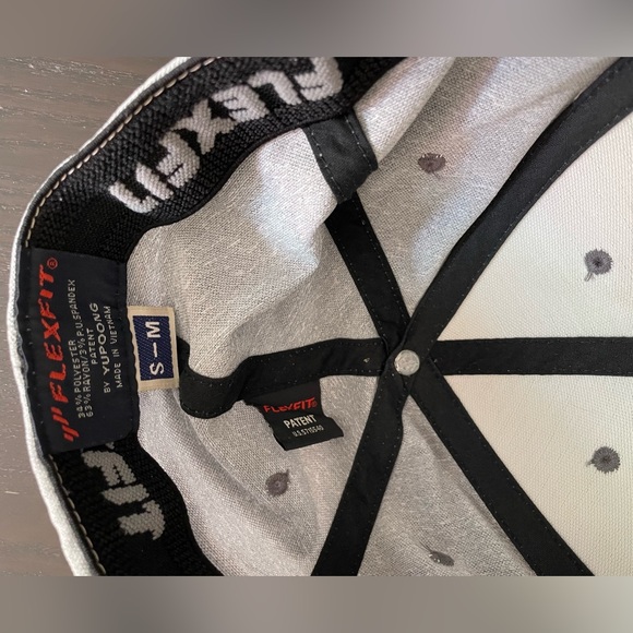 Travis Mathew Golf Hat S/M Small Medium Cap Athletic Light Gray FlexFit - Picture 4 of 7